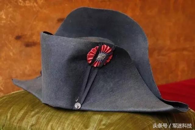 二角帽(bicorne)在法国,犹太教堂主祭在正式场合戴三角帽.