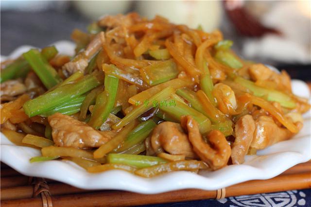 经典家常菜之土豆芹菜炒肉,肉丝这么处理不硬不柴软糯多汁!