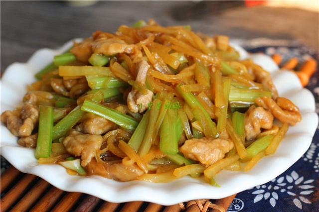 经典家常菜之土豆芹菜炒肉,肉丝这么处理不硬不柴软糯多汁!