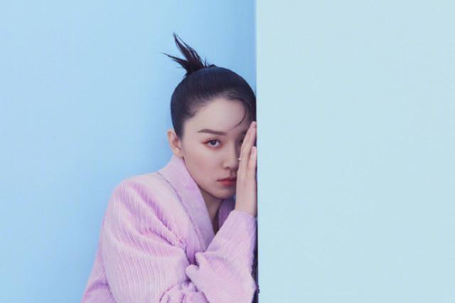 阚清子的新发型攻气十足,把短发扎成辫子头,样子都变帅了!