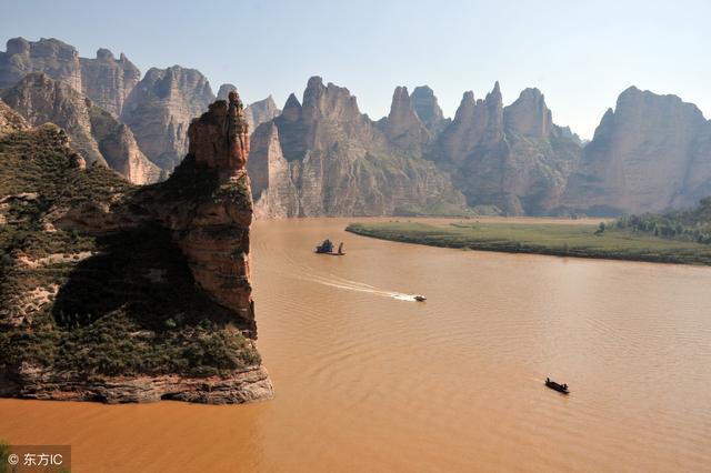 扎地山,位于炳灵寺西南的黄河岸上,独树一峰
