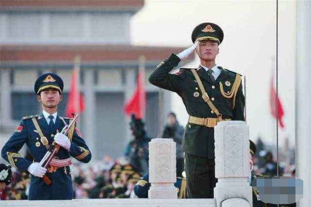 站军姿两小时是不会累的，要是坚持不了，那就说明你军姿不标准