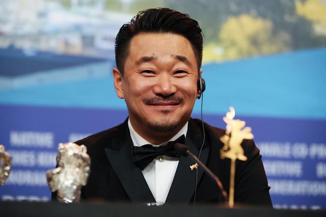 《地久天长》创新纪录 王景春柏林擒熊成中国首位双料影帝