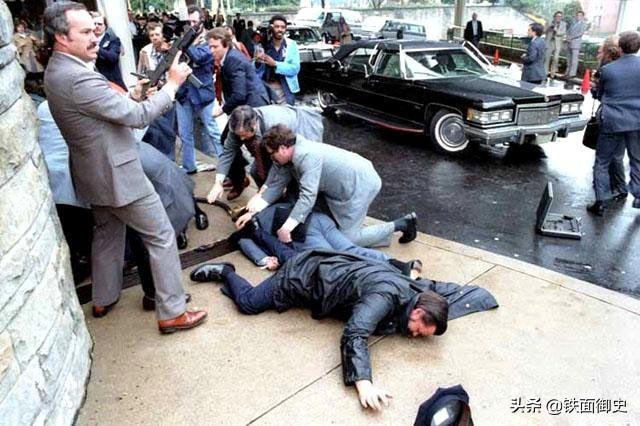 里根遇刺嫌犯被押往警察总部保镖为啥要赶走院内一切闲人