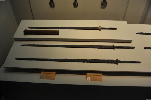 秦汉长剑竟有1米以上,这么长的剑怎么能在战斗的时候拔出来呢?