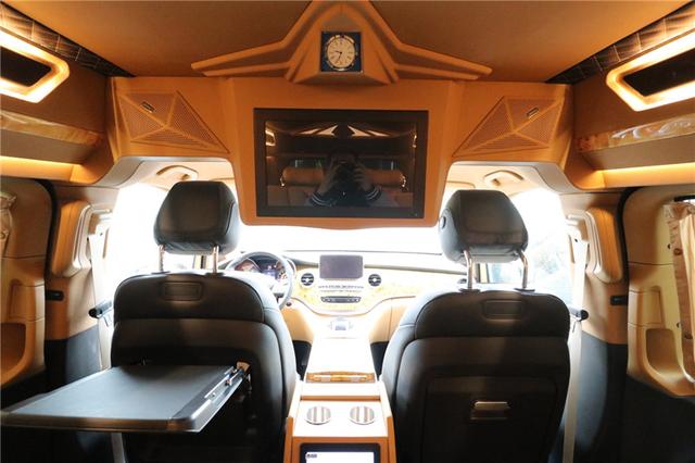 奔驰七座高档商务车 v级加长豪华内饰升级 还要加价买埃尔法吗?
