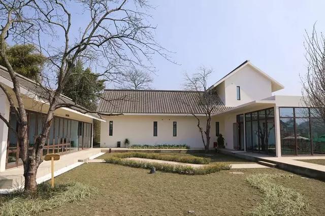 梨园雅舍:梨园花海醉人心 小威logo知我心