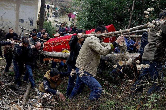 梦见给别人上坟看到棺材盖开了,梦境背后的深层含义与解析 梦见给别人上坟看到棺材盖开了,梦境背后的深层含义与解析