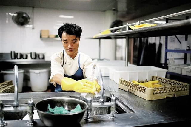 香港洗碗工月薪15000,为什么内地人不去打工呢?看完后明白了!