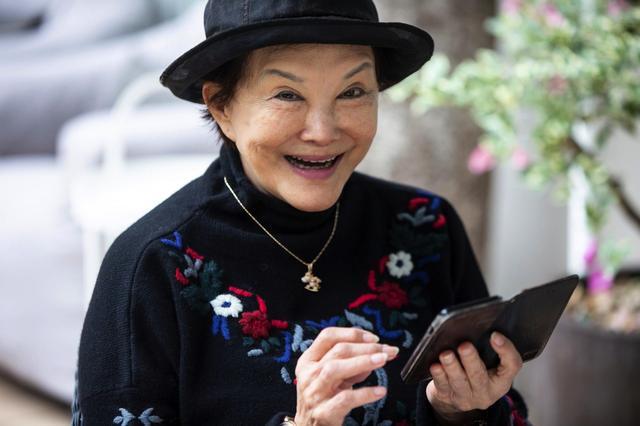 74岁姐弟恋30年,丈夫被议吃软饭,夫妻联名物业值4亿