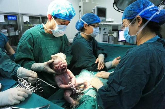 分娩时,如果遇到的医生是男医生就不是很尴尬?是怎样的体验?