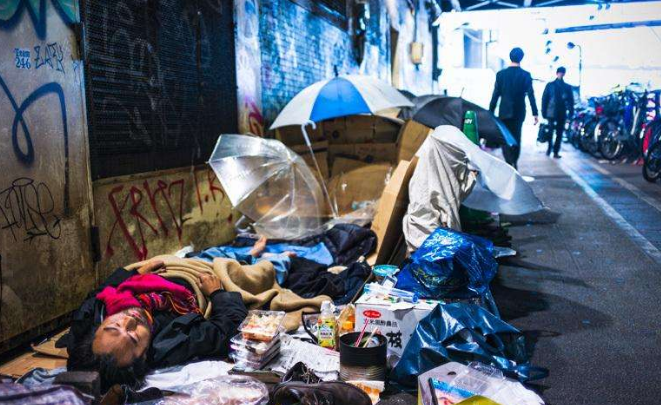 日本为何没有乞丐而只有流浪汉?日本网友:宁可饿死也不乞讨!