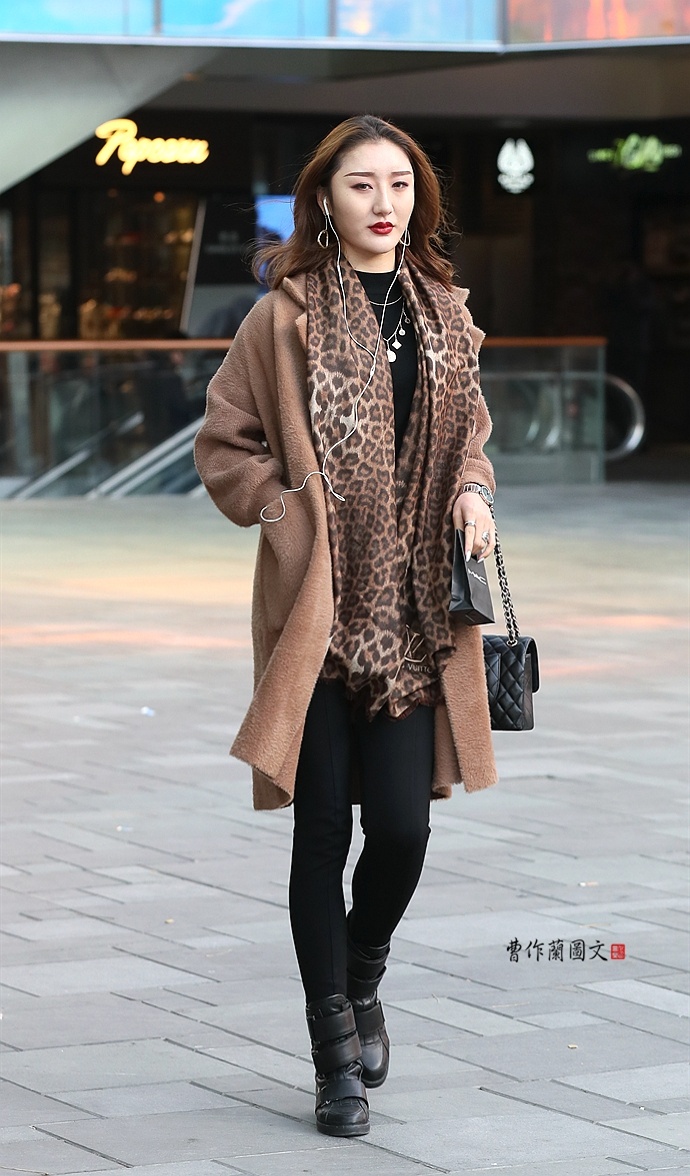 街拍:穿咖啡色大衣的白皙肌肤美女