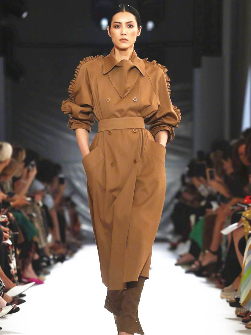 刘雯米兰t台走秀,一身风衣撞上秦岚,却美得难分高下!