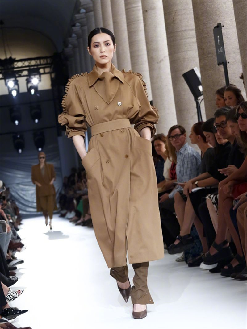 刘雯米兰t台走秀,一身风衣撞上秦岚,却美得难分高下!