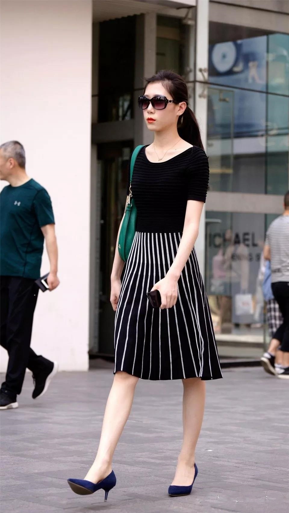 街拍:繁华的步行街上,美女的脚步从未停下过