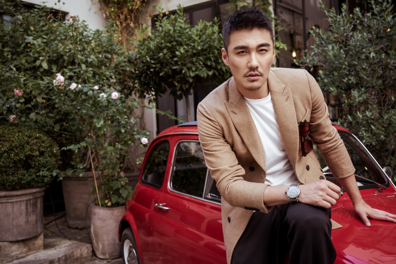 在模特圈小有名气,转战演艺圈一战成名,如今光买衣服就花了2亿|胡兵