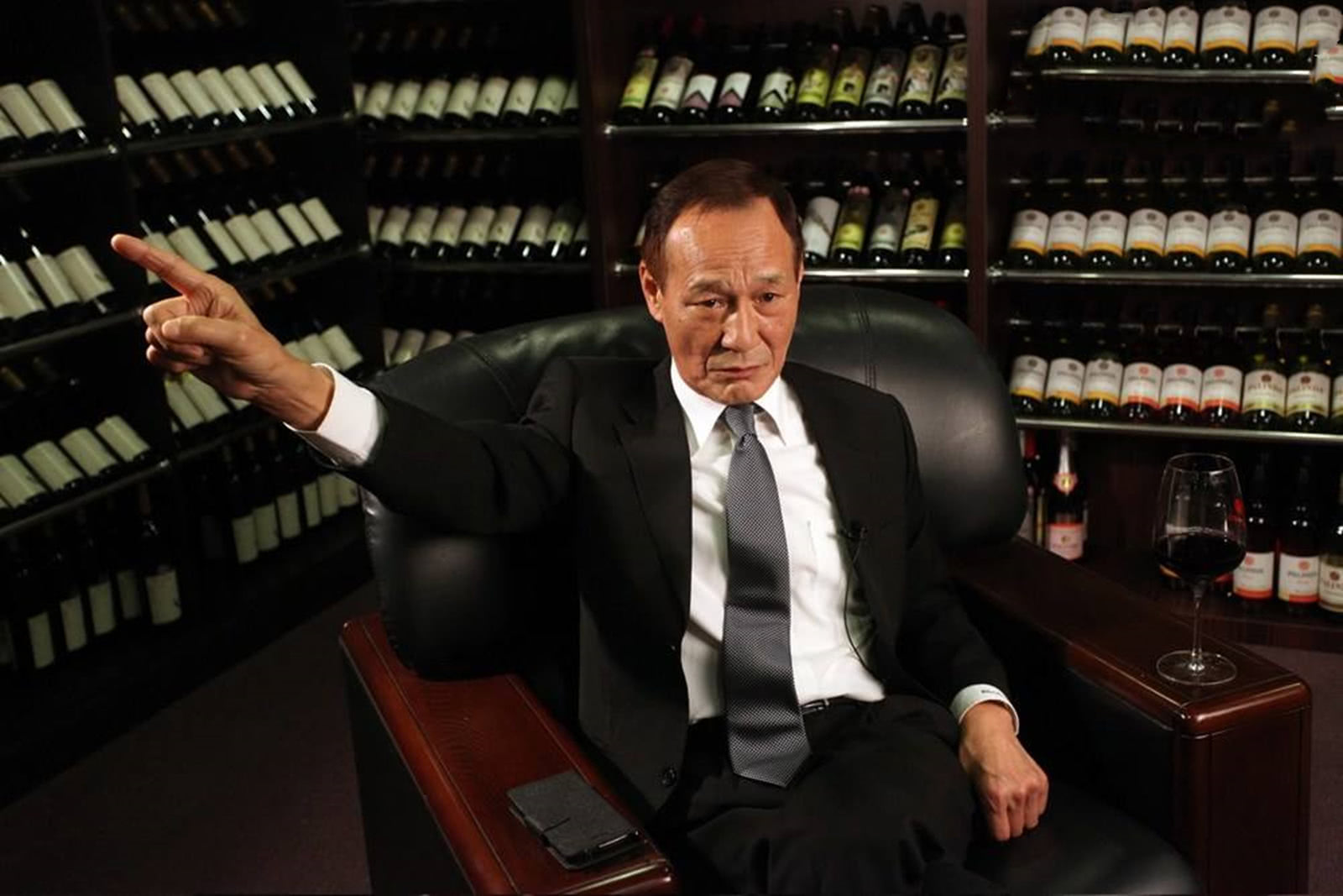 中比电影还牛,聚会时被几百名警察包围|陈慧敏|警察|陈惠敏_新浪新闻