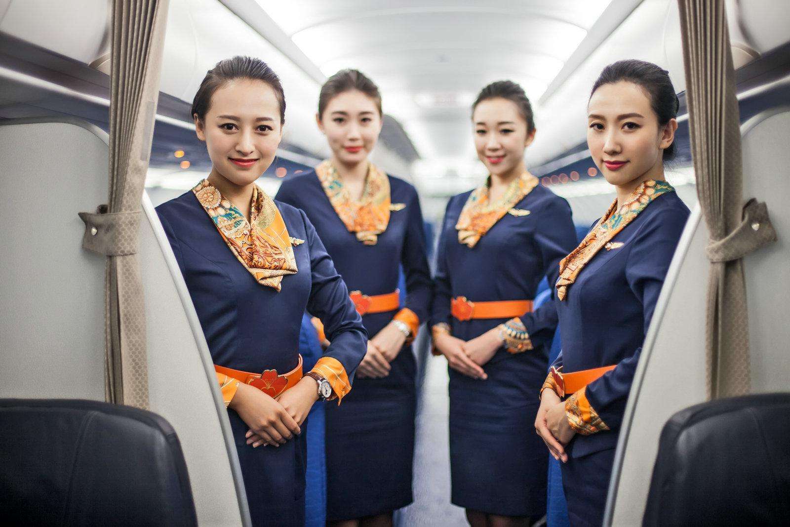 为什么空姐在飞机上必须穿裙子呢(为什么空姐在飞机上必须穿裙子)