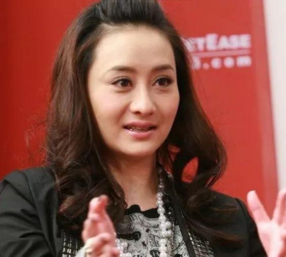 同样是44岁的女明星,林志玲看起来二十出头,她却有了大眼袋