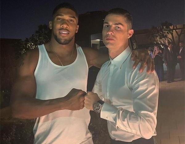 拳王约书亚在迪拜仍坚持训练!一身肌肉,比c罗还要强壮