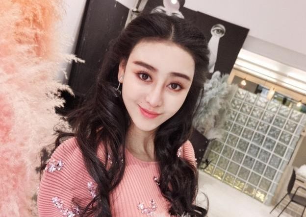 说到何承熹的时候,大家一定想到她就是整容版的范冰冰,她花了八年的