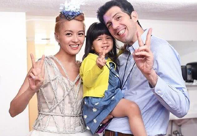 梁咏琪4岁混血女儿近照曝光!呆萌可爱!与老公结婚9年生活幸福