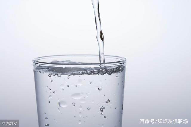 面试官:杯子里的水满了?90后把水倒了半杯,回答后,当场录用