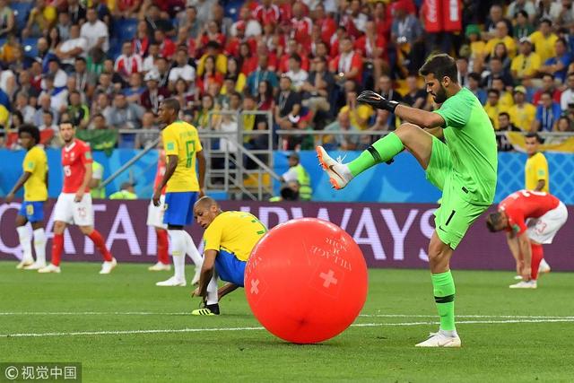 巴西门将踩气球火遍全网 神p图裁判被阿利森踩爆