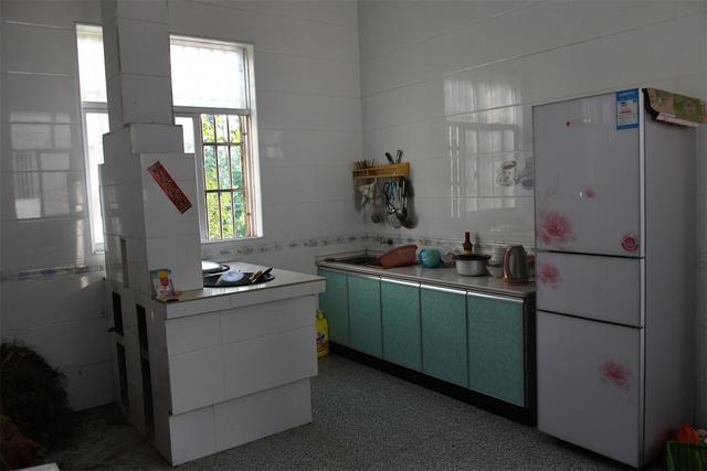 在其中一户村民家里,我们见到了符合一般人想象的农村厨房,这位老奶奶