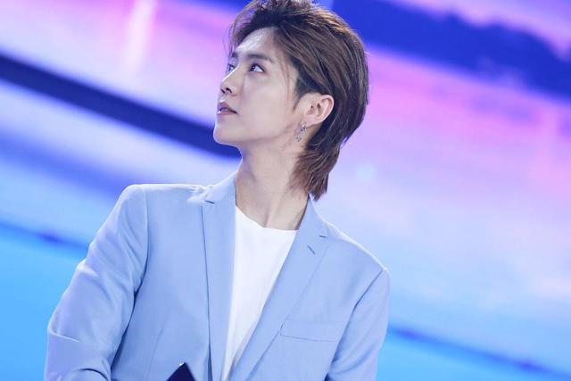 鹿晗出席发布会,鲻鱼头造型复古时尚,惹人注目