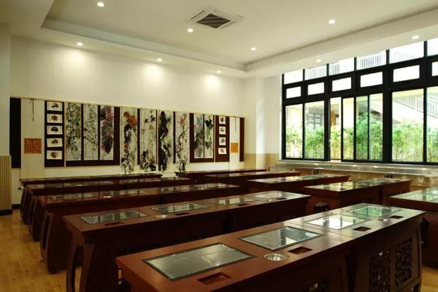 花公办学校的钱上贵族学校,在这读书值了__财经头条
