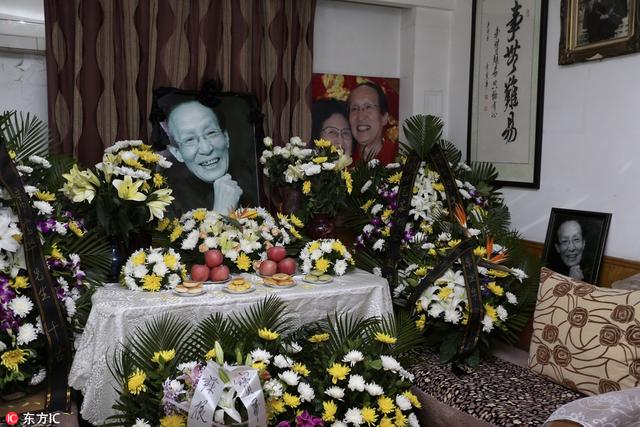 常宝华追悼会郭达蔡明冯巩等人到场,常远捧爷爷遗像神情憔悴悲痛