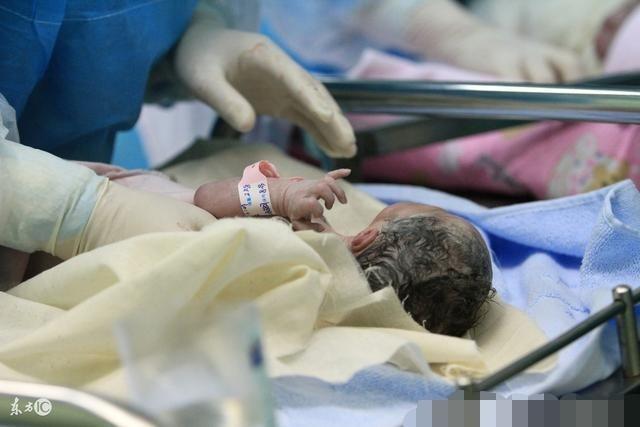 女婴出生面带微笑,婆婆竟怒扇婴儿一巴掌,产妇被激怒医生却笑了