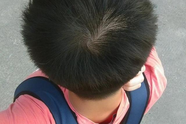 根据老一辈的说法,宝宝头上若是有一个发旋,就代表