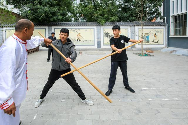 当年高老先生的一个徒弟曾经凭着精湛的壳子棍棍法打遍了大江南北无敌