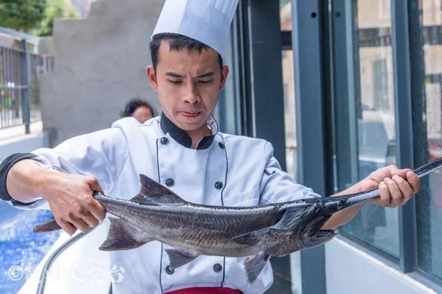 几乎就是一根龙骨直连鸭嘴,而且骨头是透明的,很脆.