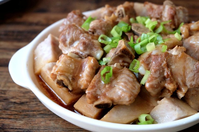 芋头和排骨一起蒸,简单易做营养美味,中秋家宴做它最省事!