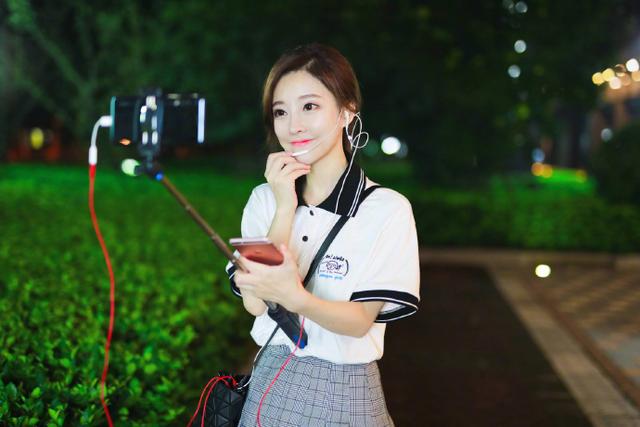 冯提莫摇身一变村花在农村直播?真相让网友打call