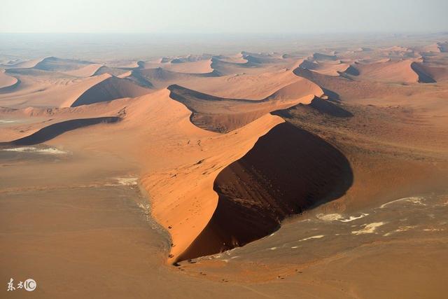 沙丘经过常年累月的风化,沙粒富含铁质,呈现出共同的棕红色,沙丘类型