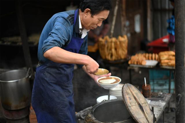 河南大叔小城卖早餐30年,胡辣汤1.5元一碗,要半碗也卖
