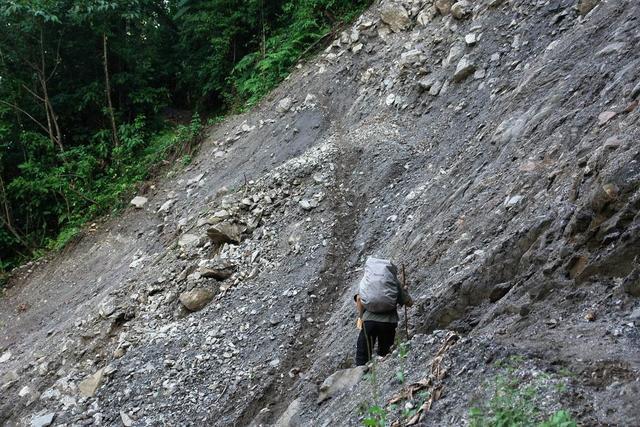 中国修筑最艰难的路, 50多年牺牲数百名工人, 通车第二天就报废了