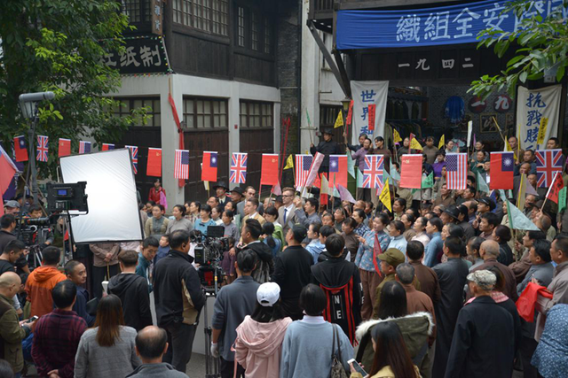 分工管理上千名群演,现场井然有序,力求将这场重头戏真实的展现给观众