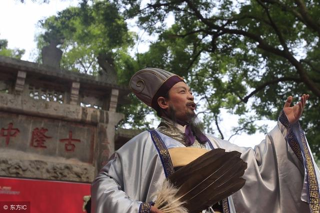 刘伯温不服诸葛亮,就去挖诸葛的墓,碑上的两行字让他甘拜下风