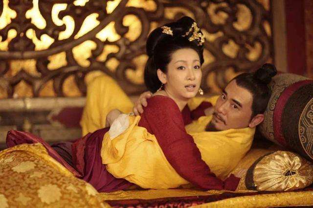 这位皇帝到深夜就想要一样东西但是不敢启齿皇后知道了很心疼