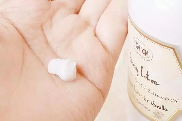 喜欢抹身体乳的好处是什么(喜欢抹身体乳的好处是什么女生)