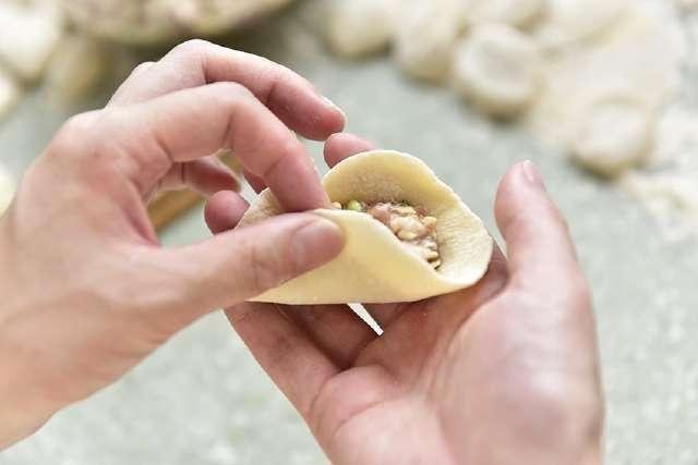 快速包好饺子的方法,四下搞定,简单,漂亮,快手包饺子