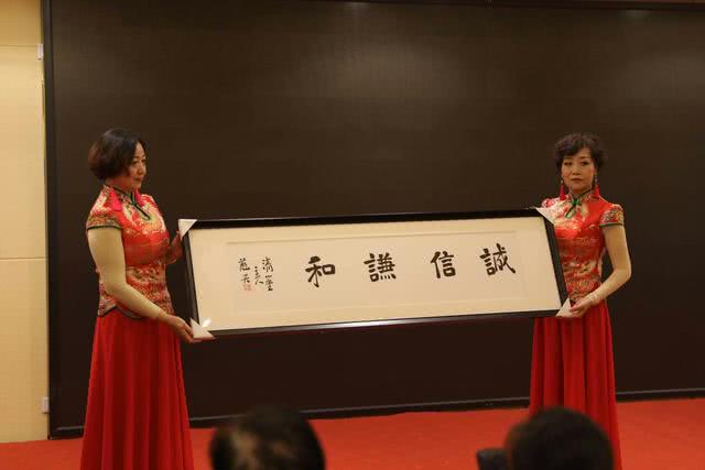 单幅拍出880万 著名旅美画家邹蓝天作品专场拍卖震惊河南