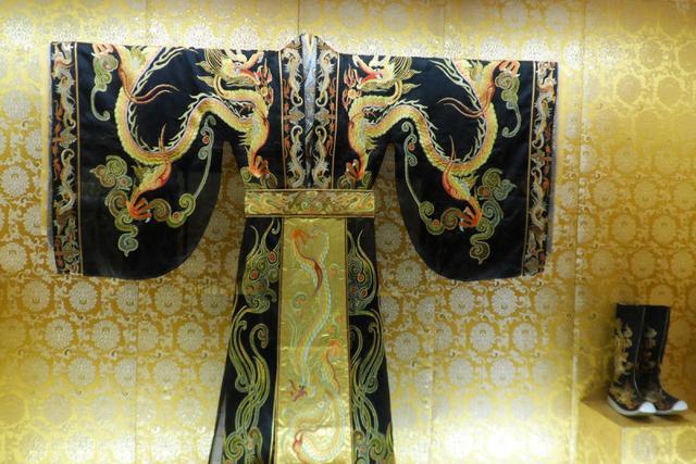 秦始皇的衣服是黑色的,而后世龙袍却是黄色,其实原因很简单