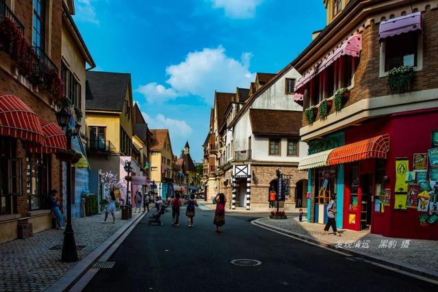 它位于九龙湖生态度假区里面,是广东境内5大欧洲风情小镇之一.